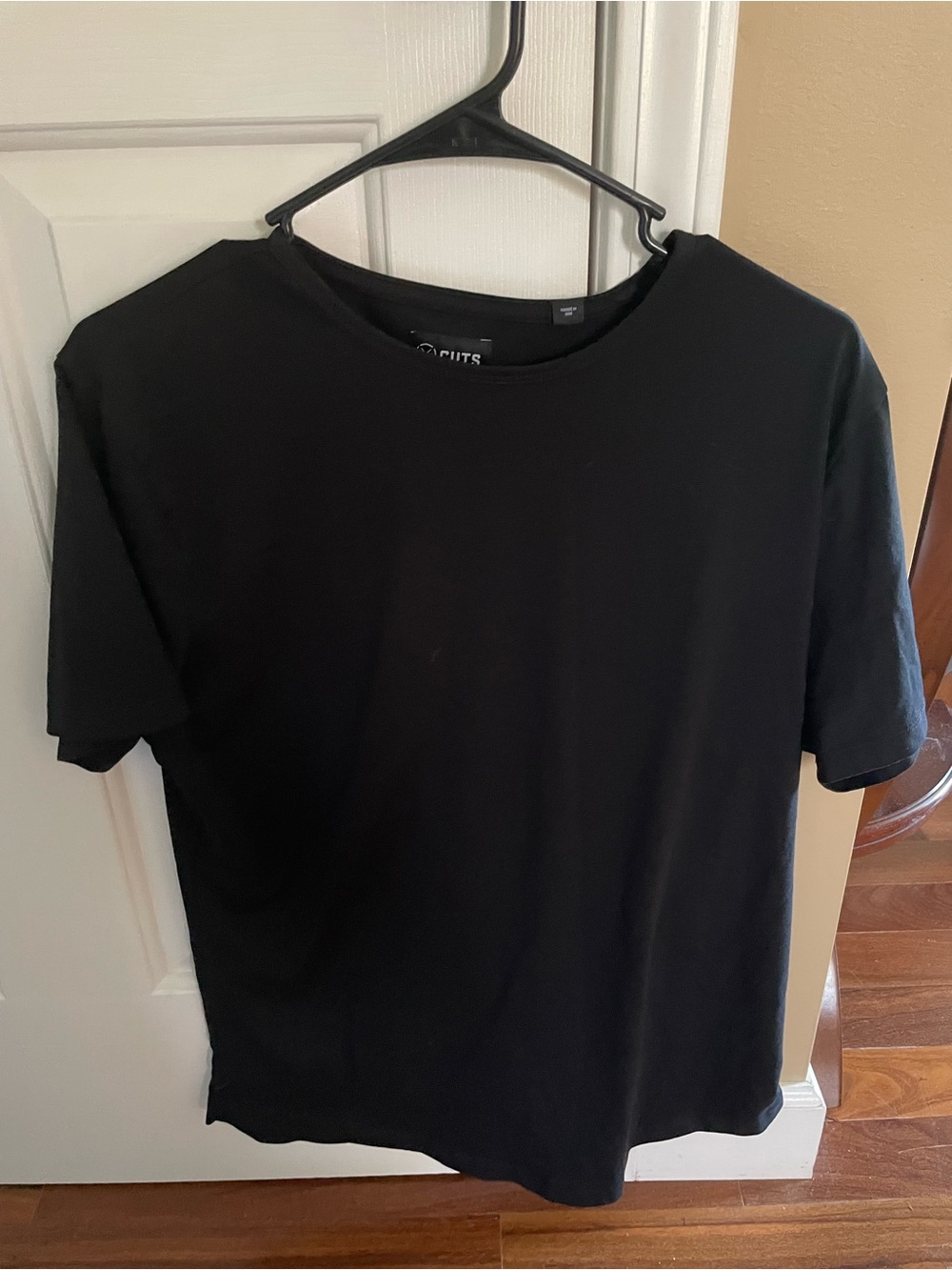 Cuts Clothing AO Men’s curved hem T-shirt - Size LG -Black